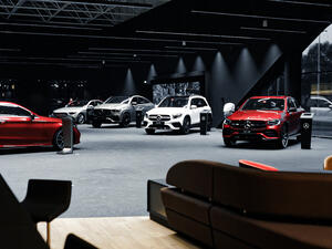 صالة العرض الجديدة تُحدِث ثورة بتجربة مبيعات التجزئة في أبوظبي عبر توفير تجارب رقمية مبتكَرة وذكية ’شركة الإمارات للسيارات‘ تغيّر تجربة العملاء عبر صالة عرض ’مرسيدس-بنز‘ الجديدة المتطوّرة جداً في أبوظبي