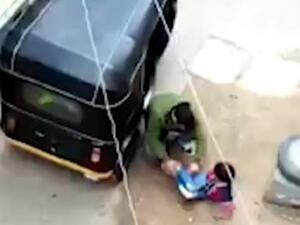 طفل مقيد بالجنازير 