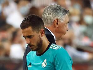 Real Madrid's Belgian forward Eden Hazard (L) walks past Real Madrid's Italian coach Carlo Ancelotti as he leaves the pitch during the Spanish League football match between Valencia CF and Real Madrid CF at the Mestalla stadium in Valencia on September 19, 2021. (Photo by JOSE JORDAN / AFP)