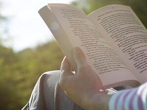 الكتاب خير صديق أفضل 5 كتب لعيش حياة أكثر سعادة وتوازناً في عام 2022