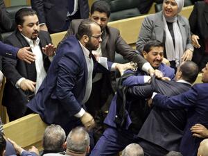 تعديلات دستورية تمر من حلبة الملاكمة