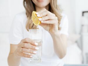 السبب الحقيقي لضرورة شرب الماء مع الليمون كل يوم‎‎
