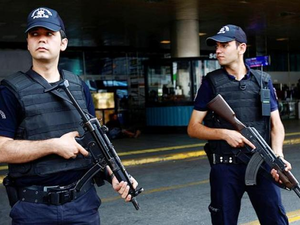 وأصيب خلال الحادث أحد ضبّاط الشرطة، وهو المسؤول عن  المنطقة