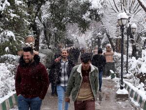 عراقيون في السليمانية يحتفلون بتساقط الثلوج