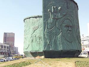 ايران تعتقل شخص بتهمة تدمير تمثال الخميني