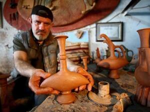تركي يصنع أواني فخارية مستوحاه من التاريخ