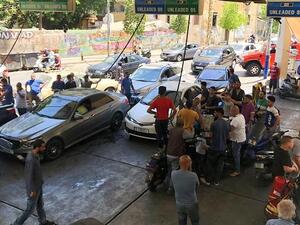 طوابير الذل في لبنان