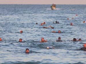 هواة يسبحون في بحر غزة رغم برودة الطقس