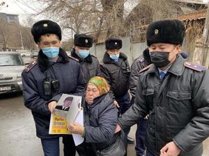Police detain Khalida Akytkhan outside the Chinese Consulate in Almaty, Kazakhstan, where relatives of people detained or disappeared in Xinjiang, China have been protesting for over 300 days. December 8, 2021. © 2021 Manas Kaiyrtaiuly/RFE/RL Central Asian Countries Should Reaffirm, Act on Rights Commitments