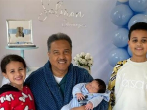 محمد عبده يخطف الأنظار بصورة تجمعه مع أبنائه من زوجته الفرنسية