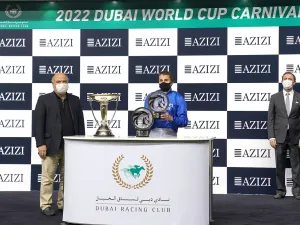 عزيزي تقدم الجوائز للفائزين في كرنفال كأس دبي العالمي 2022