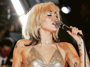 Miley handled the situation smoothly and humorly