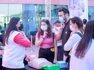يُجرِي متطوعو مجموعة أستر الطبية تدريباً للزوار للتوعية بخصوص الدعم الصحي الأساسي في جناح الهند، في معرض إكسبو 2020