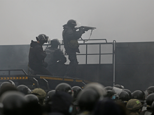 مواجهات عنيفة بين المتظاهرين وقوات الأمن في كازاخستان