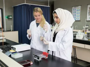 جامعة أبوظبي والمؤسسة الدولية لإدارة المخاطر والسلامة توقعان مذكرة تعاون