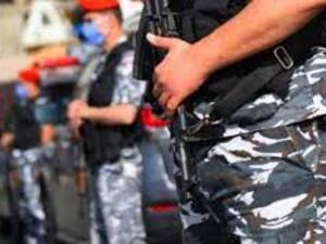 لبناني يحتجز العشرات داخل بنك