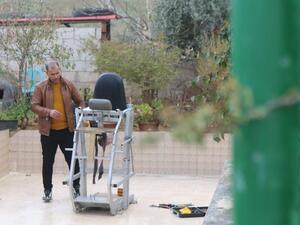 أردني يصنع جهازا يساعد مرضى الشلل الرباعي 