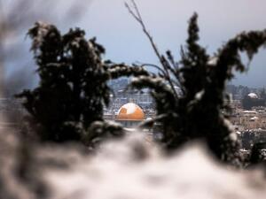 القدس تكتسي حلة بيضاء بتساقط كثيف للثلوج