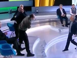 صحفي أوكراني يلكم سياسيا مواليا لروسيا خلال بث مباشر