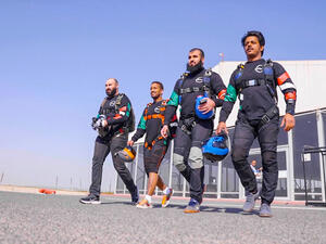  شباب الكويت يقفزون بأكبر علم "فئة السقوط الحر"