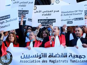 Tunisian judges shout slogans against the dissolution of the Supreme Judicial Council