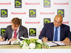 خلال الحدث هانيويل واتصالات مصر توقعان مذكرة تفاهم لابتكار حلول متقدمة للمباني والمدن الذكية