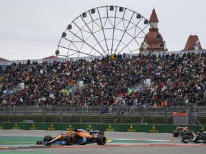 McLaren's Australian driver Daniel Ricciardo steers his car during the Formula One Russian Grand Prix at the Sochi Autodrom circuit in Sochi on September 26, 2021. (Photo by Alexander NEMENOV / AFP)