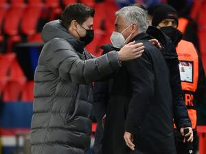 PSG's Argentinian head coach Mauricio Pochettino (L) greets Real Madrid's Italian coach Carlo Ancelotti (R) as they arrive prior to the UEFA Champions League round of 16 first leg football match between Paris Saint-Germain (PSG) and Real Madrid at the Parc des Princes stadium in Paris on February 15, 2022. (Photo by FRANCK FIFE / AFP)