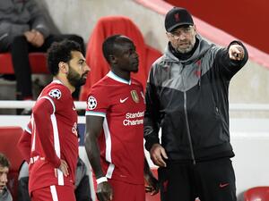 Liverpool's German manager Jurgen Klopp (R) speaks with Liverpool's Senegalese striker Sadio Mane (C) and Liverpool's Egyptian midfielder Mohamed Salah (L). / AFP / POOL / PETER POWELL