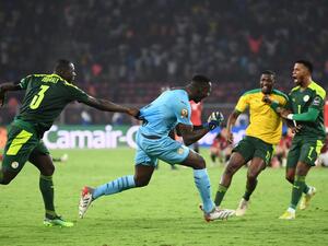 Senegal's goalkeeper Edouard Mendy (C) celebrates with teammates after winning the Africa Cup of Nations (CAN) 2021 final football match between Senegal and Egypt at Stade d'Olembe in Yaounde on February 6, 2022. (Photo by CHARLY TRIBALLEAU / AFP)