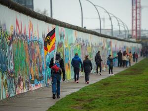 صفحة ما بعد سقوط جدار برلين