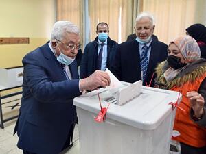 الرئيس محمود عباس يدلي بصوته