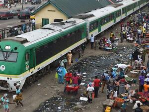 الهجوم نفذ باستخدام عبوة ناسفة يشتبه في أنها قنبلة زرعت على خط السكة الحديد