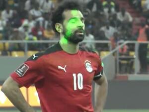 صلاح يتعرض للمضايقات قبل تنفيذ ركلة ترجيح مصر الأولى (المصدر: يوروسبورت)
