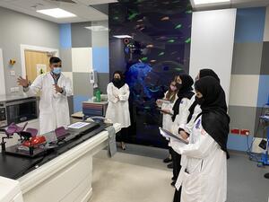طلاب ما قبل الطب في وايل كورنيل للطب - قطر يستكشفون تطبيقات الفيزياء في الطب