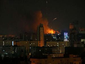 سقوط صاروخ على مبنى في كييف