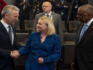 صحفي تشيكي يصف وزيرة دفاع بلاده بـ"المتخلفة"