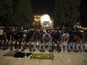 جانب من صلاتي العشاء والتراويح في المسجد الأقصى المبارك