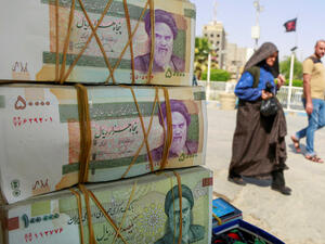 من أجل تجاوز هذه العقوبات ومواصلة تمويل قوات القدس، تستخدم إيران البنوك في العراق كوسطاء لمعاملاتها