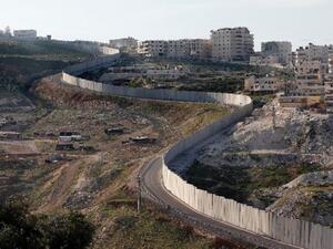 ترصد تقارير عن أعمال قتل غير قانونية، واعتقالات تعسفية، وتعذيب، وعقاب جماعي