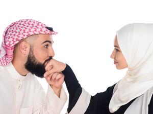 ما حكم تقبيل الزوج لزوجته في رمضان؟