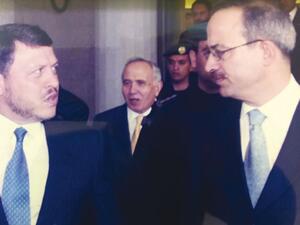 مروان المعشر  الى جانب الملك عبدالله الثاني