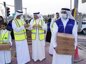 خلال الحدث جمارك دبي توزع 10000 وجبة لكسر الصيام على الطرق الرئيسية