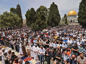 Thousands pray at Al Aqsa Mosque 