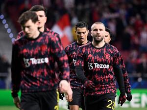Manchester United's Portuguese forward Cristiano Ronaldo (C) and teammates warm up before the start of the UEFA Champions League football match between Atletico de Madrid and Manchester United at the Wanda Metropolitano stadium in Madrid on February 23, 2022. (Photo by OSCAR DEL POZO / AFP)
