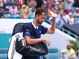 Daniil Medvedev of Russia waves to the crowd as he leaves the court after losing to Hubert Hurkacz of Poland in their Men's quarterfinal match during the Miami Open at Hard Rock Stadium on March 31, 2022 in Miami Gardens, Florida. Michael Reaves/Getty Images/AFP (Photo by Michael Reaves / GETTY IMAGES NORTH AMERICA / Getty Images via AFP)