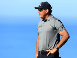 LA JOLLA, CALIFORNIA - JANUARY 26: Phil Mickelson plays a shot on the fifth hole during the first round of The Farmers Insurance Open at Torrey Pines Golf Course on January 26, 2022 in La Jolla, California. Sam Greenwood/Getty Images/AFP (Photo by SAM GREENWOOD / GETTY IMAGES NORTH AMERICA / Getty Images via AFP)