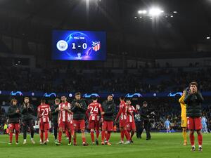 Atletico Madrid's players applaud supporters on the pitch after the UEFA Champions League Quarter-final first leg football match between Manchester City and Atletico Madrid at the Etihad Stadium in Manchester, north west England, on April 5, 2022. Manchester City won the game 1-0. (Photo by Paul ELLIS / AFP)