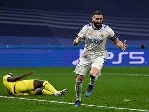 Real Madrid's French forward Karim Benzema celebrates after scoring a goal during the UEFA Champions League quarter final second leg football match between Real Madrid CF and Chelsea FC at the Santiago Bernabeu stadium in Madrid on April 12, 2022. (Photo by PIERRE-PHILIPPE MARCOU / AFP)