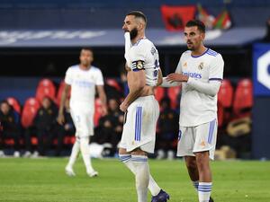 Real Madrid's French forward Karim Benzema (C) reacts after missing a penalty during the Spanish League football match between CA Osasuna and Real Madrid CF at El Sadar stadium in Pamplona on April 20, 2022. (Photo by ANDER GILLENEA / AFP)